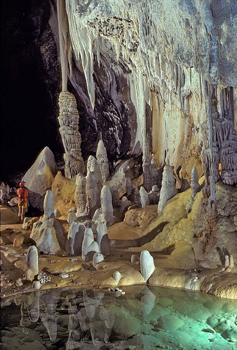 1280px-Lechuguilla_Cave_Pearlsian_Gulf