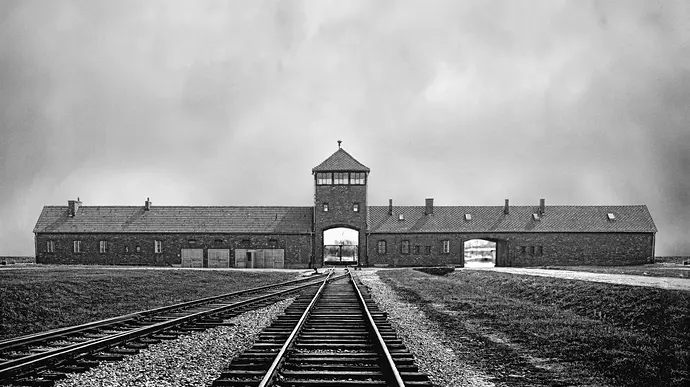 AUSCHWITZ_CARTEL_FLAT_CMYK_AF_Web.png
